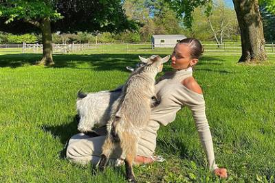 Самая красивая женщина в мире обнялась с козами в платье за сотни тысяч рублей