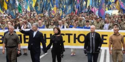 Порошенко принял участие в многотысячном Марше Независимости: фото