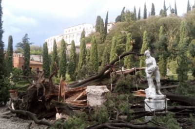 В Италии мощный ураган с градом повалил сотни деревьев и разбил урожай: фото, видео последствий