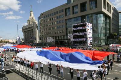Жители Москвы своими руками создали 10-метровый триколор в честь Дня флага