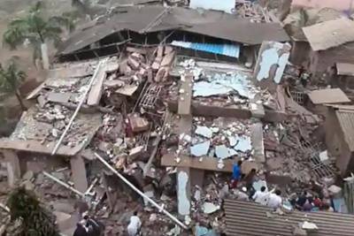 Почти сотня человек оказалась под завалами после обрушения дома в Индии
