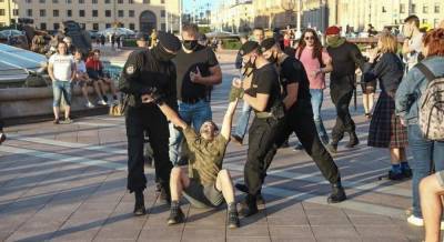 Белорусы в Минске снова вышли на протесты: начались задержания (видео)