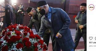 Возложение цветов к обелиску Кадырова вызвало у жителей Чечни вопросы об отношении чиновников к исламу