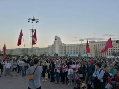 На площади Независимости в Минске проходит стихийный митинг