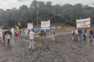 Україна не продається: обурені люди виступили проти Порошенка та проплаченого мітингу під час Маршу захисників в Києві