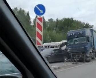 В Смоленской области ищут свидетелей массовой аварии с фурой и микроавтобусом