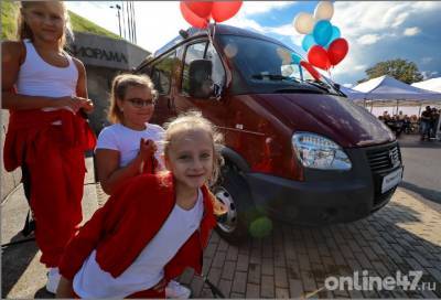 Дайджест хороших новостей Ленобласти за 24 августа: рост зарплат и микроавтобусы для многодетных семей региона
