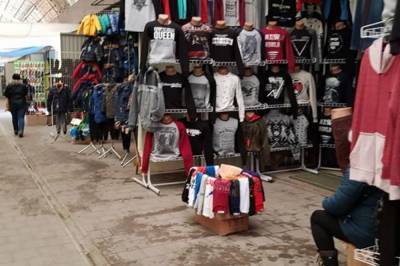 На Волыни на рынке продавец реализовала кофту клиентки, пока та мерила одежду
