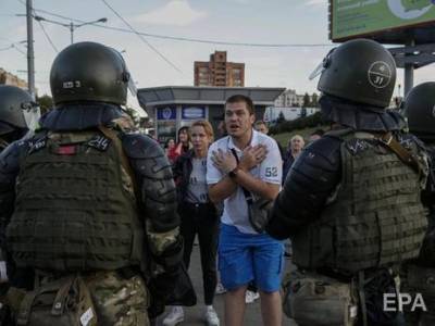 В Минске начались задержания протестующих на площади Независимости