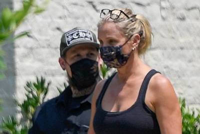 Кэмерон Диас с мужем Бенджи Мэдденом попала в кадр папарацци во время поисков нового дома в Лос-Анджелесе