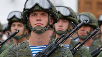 Видео: Десантники соревнуются в силе и ловкости в Псковской области