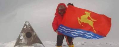 Магаданец в третий раз поднялся на Эльбрус и установил там флаг