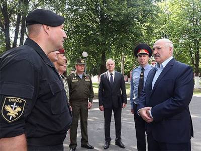 Стоило Лукашенко взяться за автомат, как в Белоруссии призвали в армию военнослужащих запаса