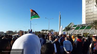 ПНС стягивает военные автомобили на площадь с протестующими в Триполи