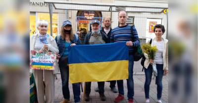 Под носом у Путина: активисты поздравили Украину с Днем независимости пикетами в центре Москвы