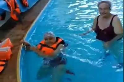 Общественница из Бурятии впервые проплыла в бассейне для колясочников