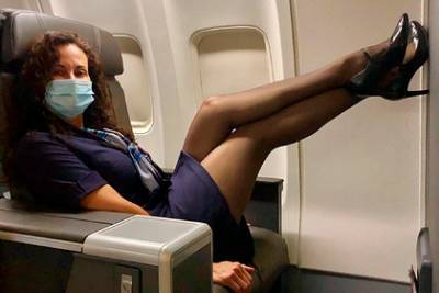 Задранные ноги стюардессы в самолете удивили пользователей сети