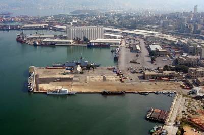 В порту Бейрута нашли десятки контейнеров с опасными химикатами