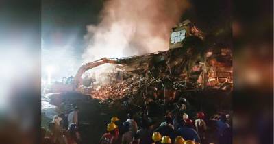 Остается только молиться: в Индии обрушился пятиэтажный дом, под завалами находится до 70 человек
