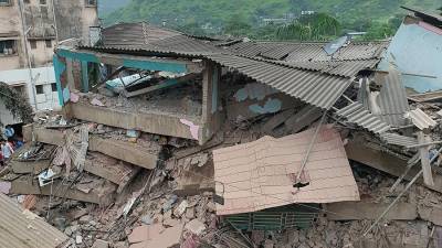 Из-под завалов рухнувшего в Индии жилого дома спасли около 60 человек