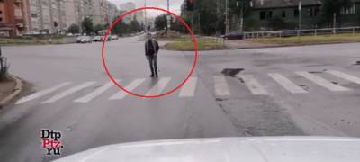 Мужчина устроил "жаркие" танцы посреди проезжей части в Петрозаводске (ВИДЕО)