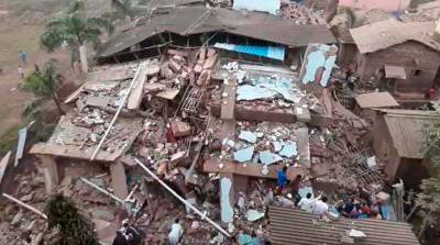 Из-под завалов рухнувшего здания в Индии спасли около 60 человек