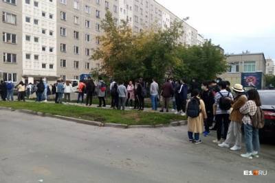 В УрФу — гигантская очередь из иностранных студентов, которые хотят заселиться в общежитие