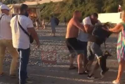 Драка сотрудников пляжа с отдыхающими в Сочи попала на видео