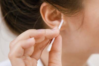 Врач предостерег от опасного способа чистить уши