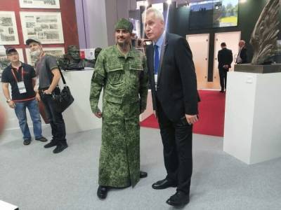 На форуме «Армия-2020» показали камуфляжные рясы для священников