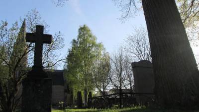 В кустах на Ново-Волковском кладбище в Петербурге нашли труп голого мужчины