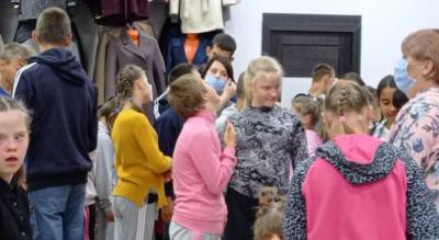 "Я всю жизнь мечтала о платье": воспитанники детского дома о первом походе в магазин в Ярославле