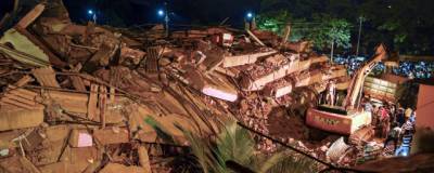 Из-под завалов рухнувшего в Индии здания спасли порядка 60 человек
