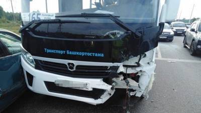 Видео: Пассажиры автобуса едва не погибли в ДТП с иномаркой в Башкирии