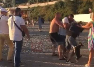 За то, что пришли на море с собакой: в Сочи охранники пляжа избили отдыхающих