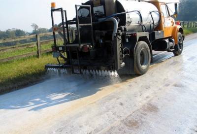 Сказано - сделано: В Лужском районе проведены работы по обеспыливанию гравийного покрытия автодороги