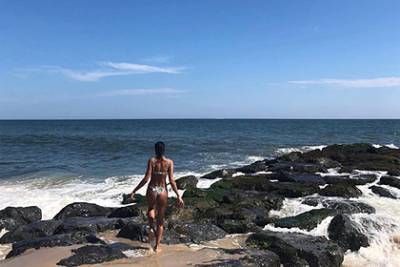 Ирина Шейк порадовала поклонников пляжным фото в купальнике