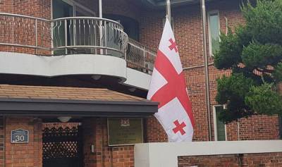 В посольствах Грузии приспустили флаги из-за трагедии в Шатили