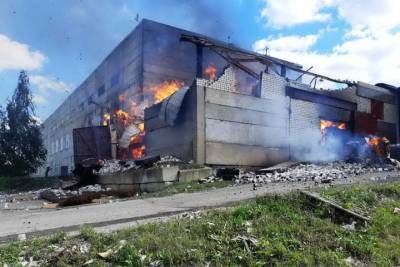 В Алатыре ликвидировали крупный пожар на территории бумажной фабрики