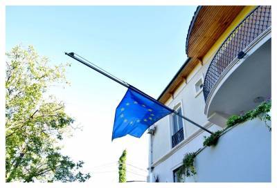 Делегация Евросоюза в Грузии приспустила флаг ЕС из-за дня траура