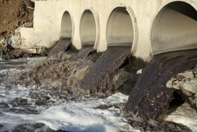 «Чиновники пытаются замести следы» — в США рассказали о беспрецедентном отравлении воды