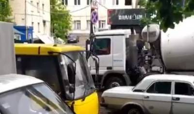 В Киеве пассажиры маршрутки угодили в водную ловушку, видео: "Не могут выйти"