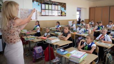 Московские учителя смогут вести уроки без масок, заявила вице-мэр Ракова