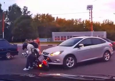 Наезд на мотоциклиста на улице Спортивной попал на видео