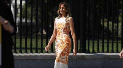 Платье Dries Van Noten с оранжевым принтом и яркие лодочки: Мелания Трамп на открытии арт-галереи в Вашингтоне