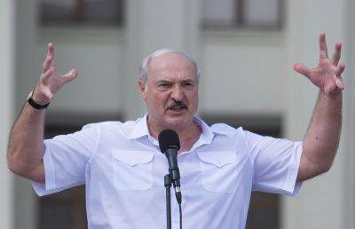 Лукашенко пригрозил бунтующим учителям увольнением