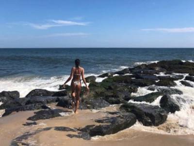 Ирина Шейк показала подписчиками всю свою красоту на новом пляжном снимке