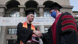 Тысячи студентов-иностранцев не могут вернуться в Россию. Им предлагают дистанционку, но для многих она невозможна