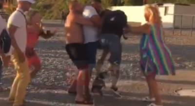 В России охранники на пляже устроили массовую драку с туристами (видео)