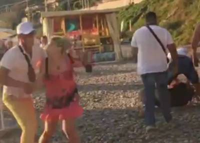 Драка между работниками пляжа и мужчиной с собакой произошла в Сочи